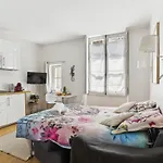 Modern Cosy Flat In Versailles